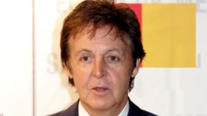 Chitară uriaşă semnată de Paul McCartney, vândută pentru 60.000 de lire sterline
