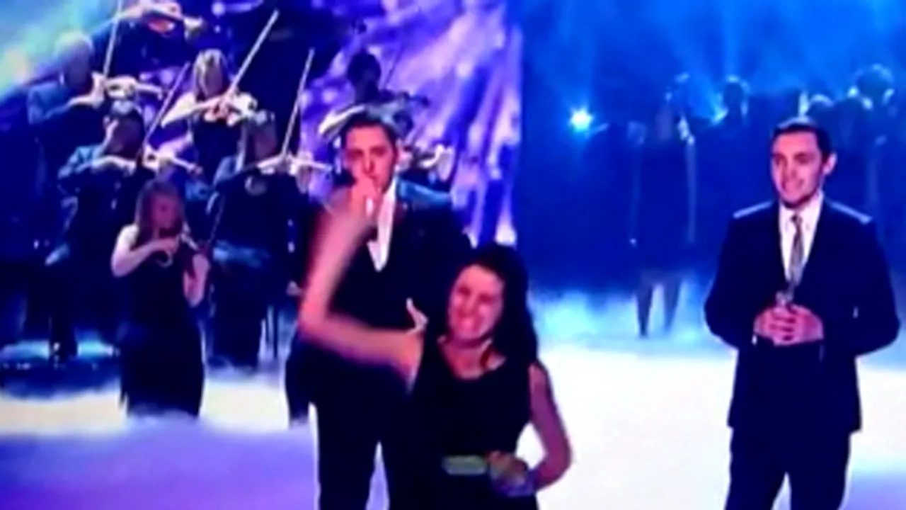 BRITANICII AU TALENT: Realizatorul TV Simon Cowell, împroşcat cu ouă în finala concursului - VIDEO
