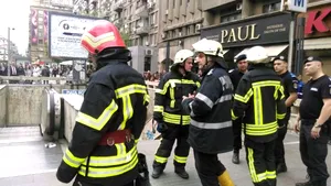 Circulaţia oprită pe magistrala de metrou Berceni-Pipera din cauza unor degajări de fum pe tunel - FOTO / VIDEO