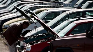 Guvernul scade cota de reducere a taxei auto pentru maşinile vechi. Cumpărătorii vor plăti mai mult
