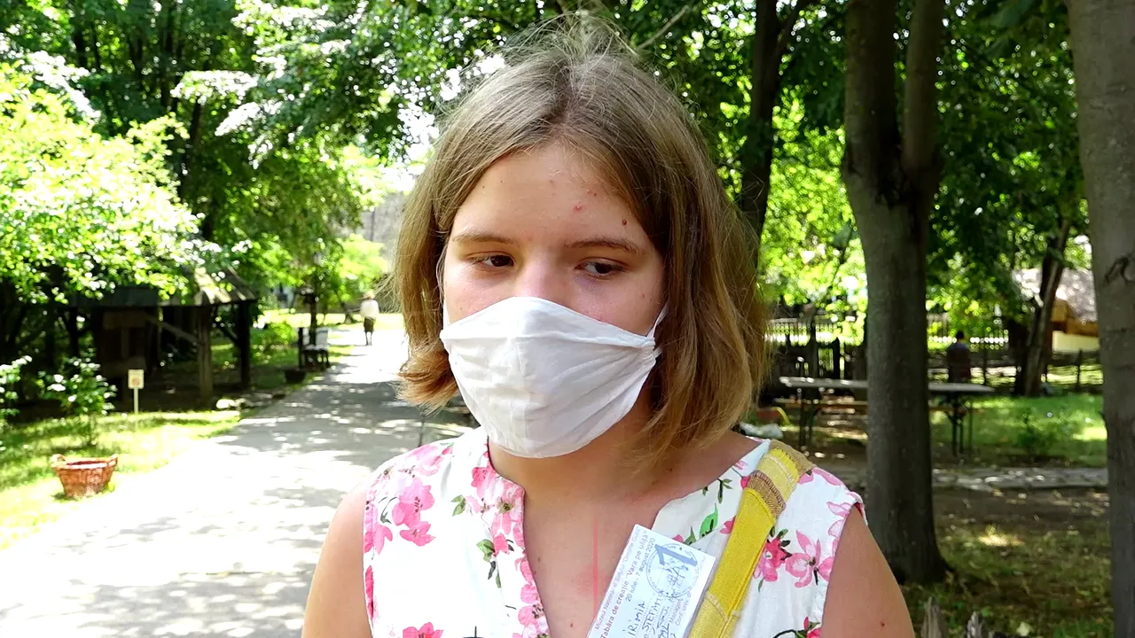 Obstacolele şcolii online sunt greu de depăşit pentru unele familii. Mulţi părinţi nu au cu cine să lase copiii acasă