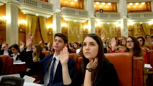 Mai mulţi elevi şi-au susţinut proiectele în plenul Camerei Deputaţilor, la Parlamentul Copiilor - FOTO