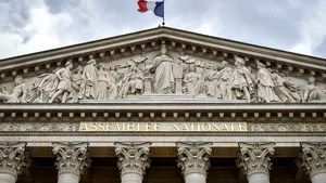 Zelenski a fost aplaudat în Parlamentul francez după incidentul de la Casa Albă