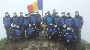 FOTO Jandarmii au urcat pe „Acoperişul României” să sărbătorească Ziua Drapelului Naţional