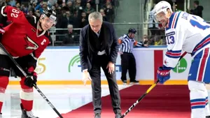 Fostul antrenor Manchester United, Jose Mourinho, „dansează” pe gheaţă la un meci de hochei | VIDEO