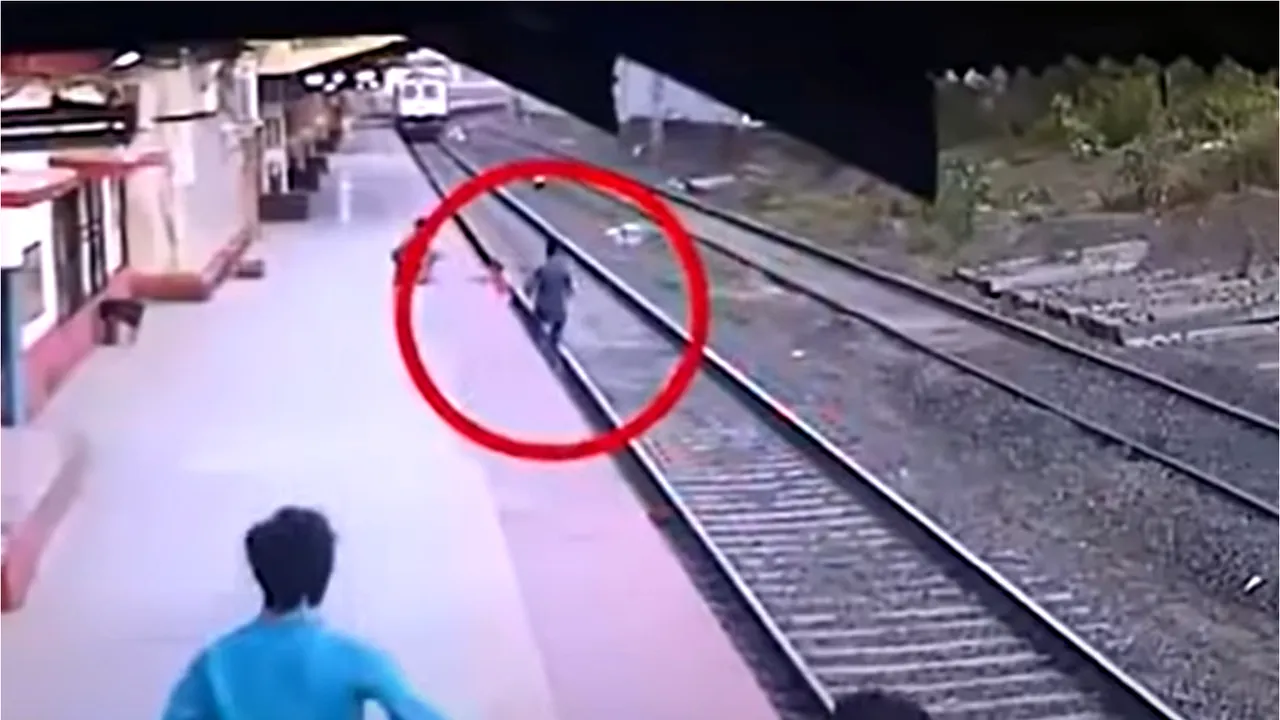 VIDEO Tragedie evitată în ultima clipă. Un copil de 6 ani a fost salvat de pe şine, chiar înainte să fie zdrobit de tren