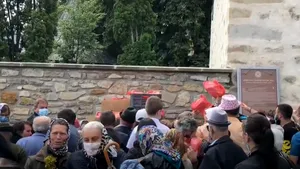 Îmbulzeală la slujba de Sânziene, la Mănăstirea Sf. Ioan cel Nou din Suceava, nu demult principalul focar COVID-19 din România