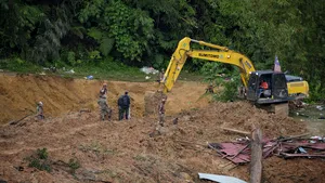 Alunecare de teren pe o autostradă din China. O persoană a murit, alte şapte sunt dispărute