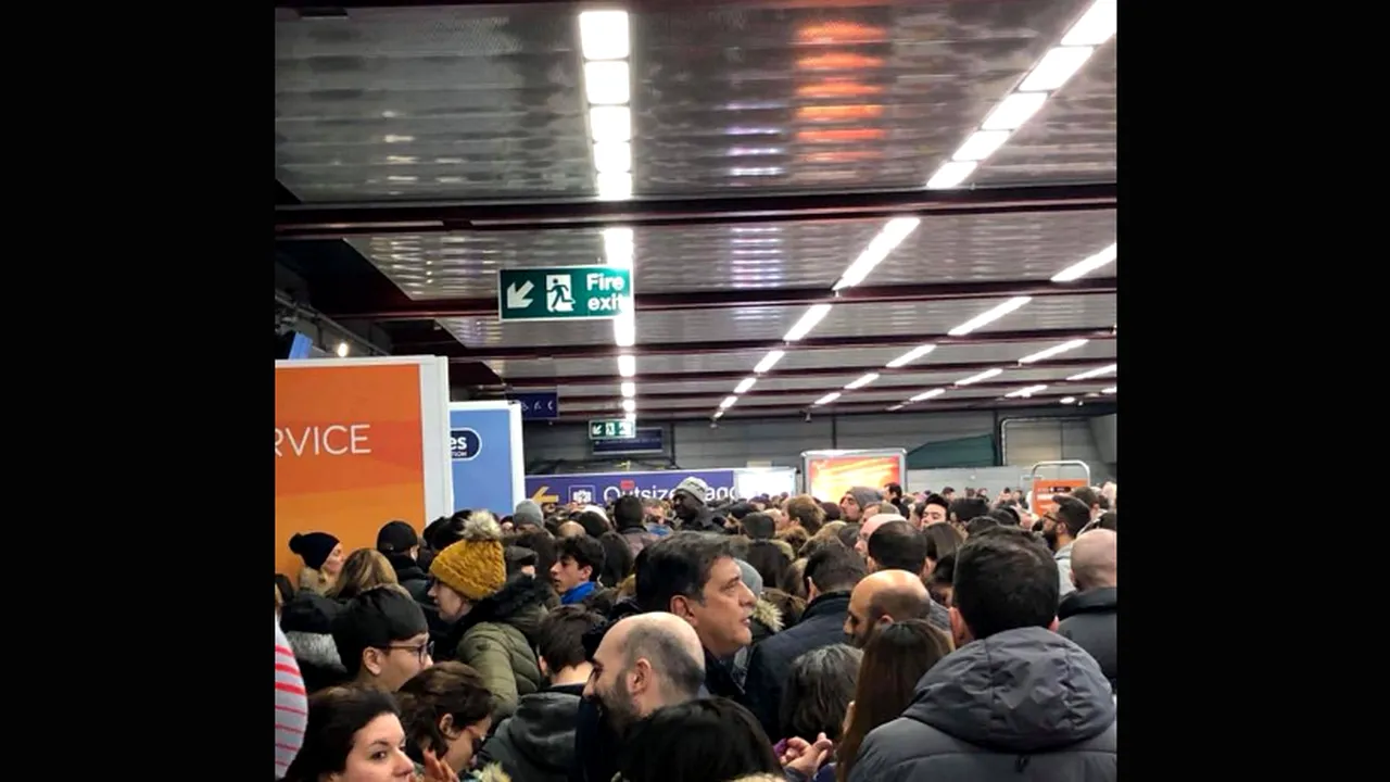Grup de români cu 25 de copii, blocat în Londra, după ce Ryanair a anulat un zbor din cauza furtunilor puternice 