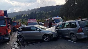 Zece persoane, între care doi copii, implicate într-un accident 