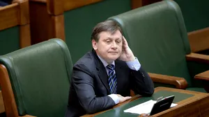 Crin Antonescu îşi suspendă candidatura la prezidenţiale