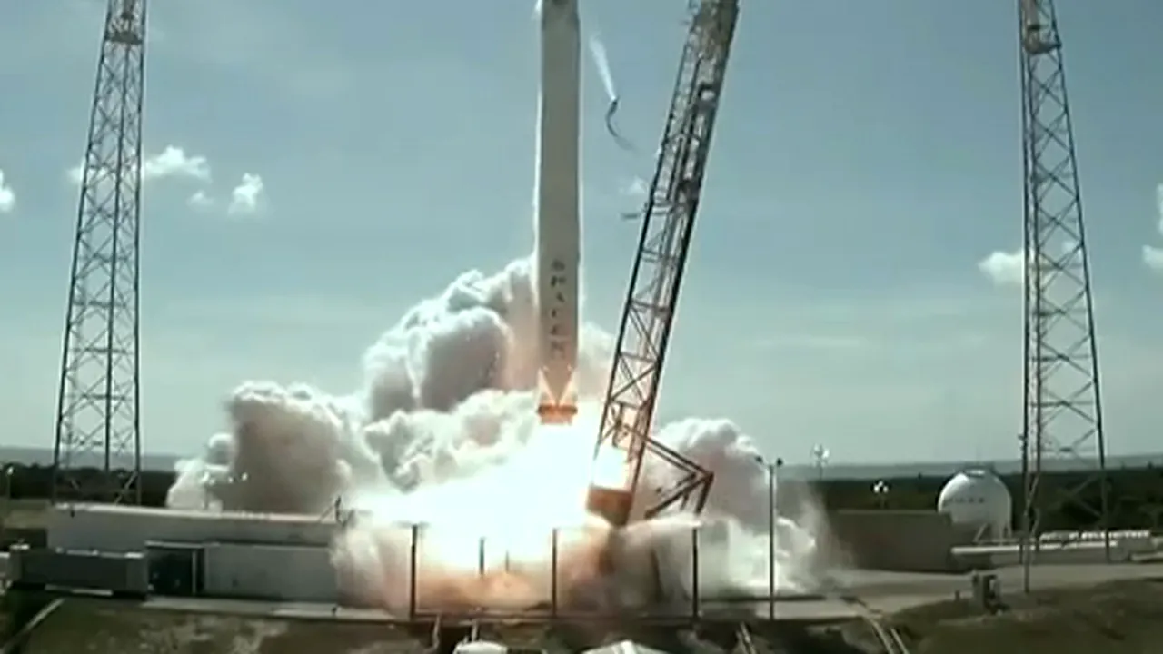 VIDEO | SpaceX a distrus cu succes o rachetă, duminică, pentru a testa sistemul de salvare al capsulei Dragon