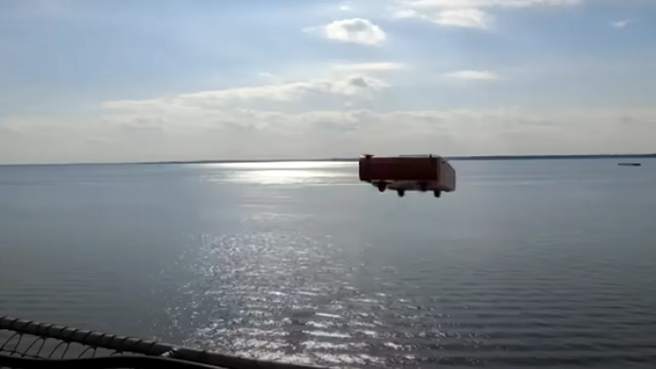 Un portavion american testează o catapultă pentru decolarea cu reacţie: maşinile sunt aruncate în apă cu o viteză de peste 240 km/h

