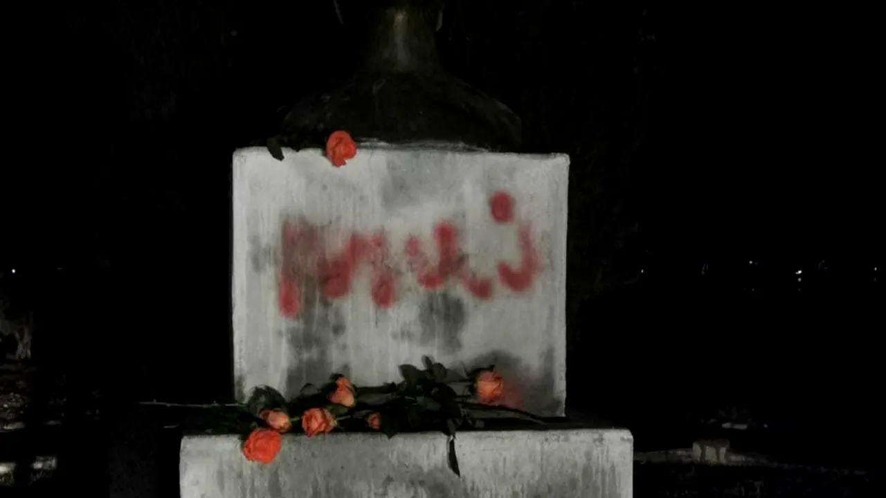 Statuia lui Mihai Eminescu din Orşova, inscripţionată cu texte obscene