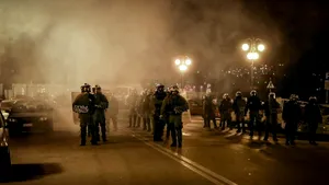 Sute de oameni au protestat împotriva centrelor pentru refugiaţi în Grecia. Poliţia a intervenit cu gaz lacrimogen. VIDEO