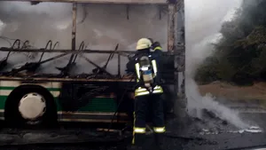 INCENDIU la un autobuz de călători, în Braşov: Şoferul a încercat să stingă flăcările cu stingătoarele, dar nu a reuşit | FOTO, VIDEO