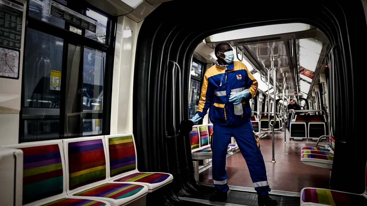 În izolare de două luni, parizienii ascultă sunetele de metrou pe Internet