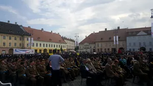 GALERIE FOTO Piaţa Mare din Sibiu, transformată în aulă academică; 2000 de absolvenţi au cântat ”Gaudeamus”