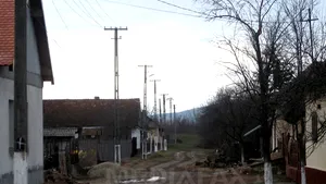 Peste 38% din drumurile publice din România sunt pietruite şi de pământ