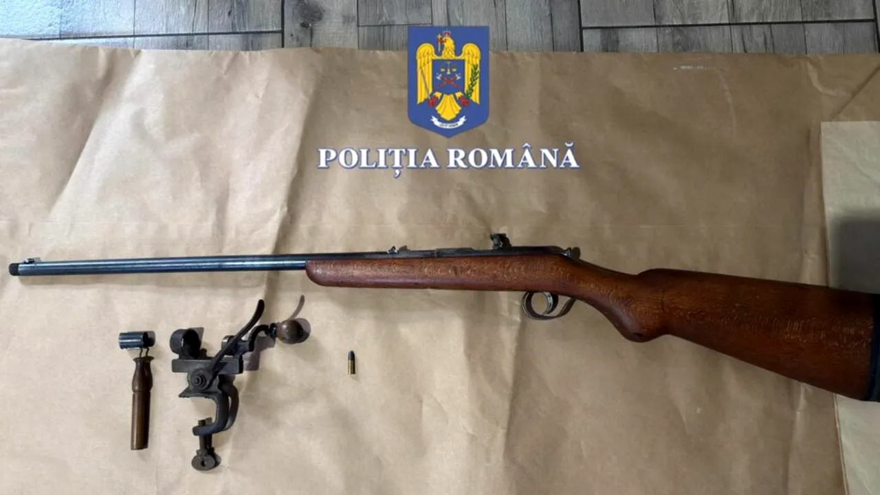 Arme letale, cartușe și alice, descoperite în locuințele a trei bărbați din Timiș. Polițiștii i-au reținut