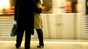 Metodă înedită de furt: Simulau săruturi în metroul, pentru a jefui călătorii