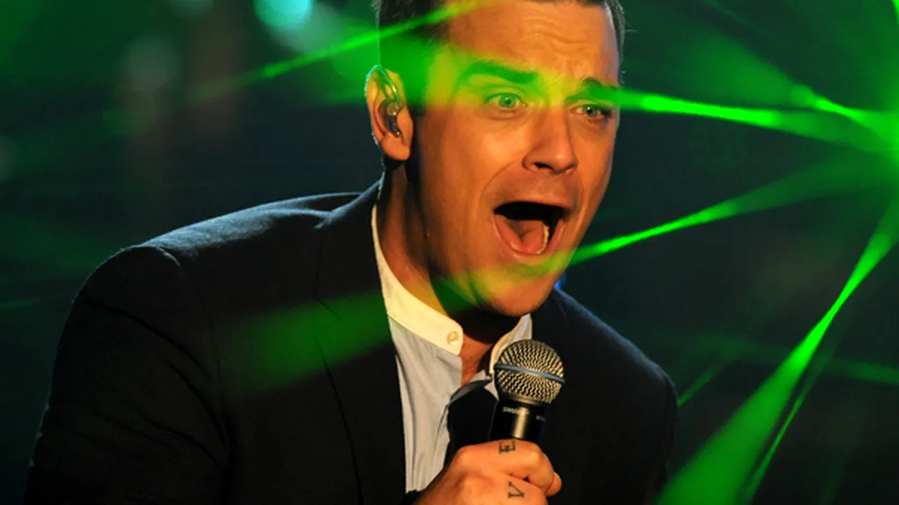 Robbie Williams neagă că s-ar fi logodit cu actriţa Ayda Field