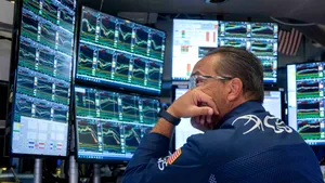 Analiză XTB: Vând, cumpără sau așteaptă? Investitorii, presați de decizii când piața se clatină