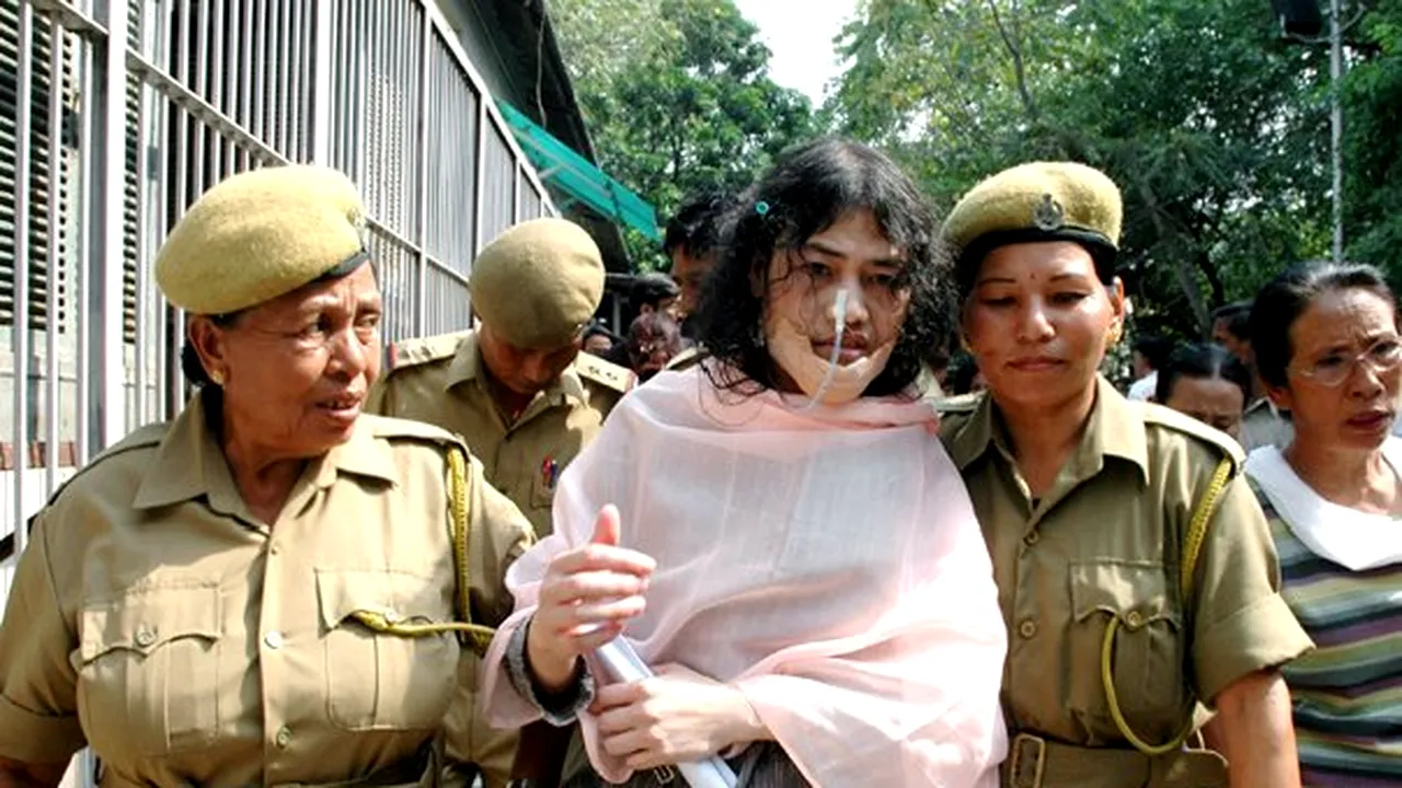 O activistă indiană s-ar afla în greva foamei de zece ani