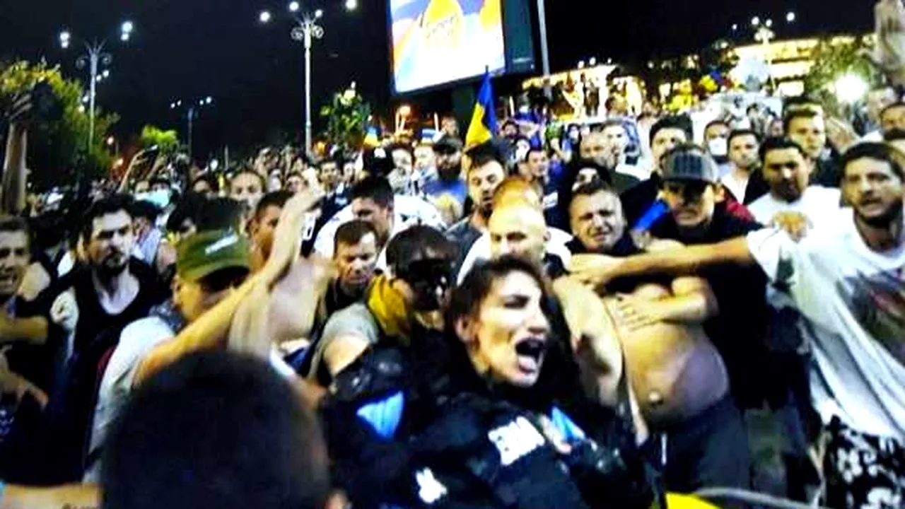 VIDEO Jandarmeriţa lovită la mitingul diasporei a fost EXTERNATĂ. A folosit ieşirea din spate şi a fugit spre maşină 