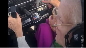 Momentul în care o femeie în vârstă de 84 de ani pilotează pentru ultima oară. Video viral