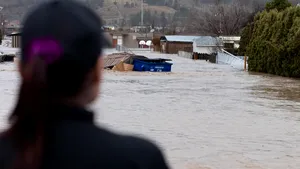 Cea mai puternică furtună dintr-un secol a izolat oraşul Vancouver