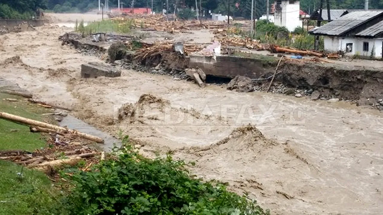 COD ROŞU de inundaţii în Gorj şi Vâlcea: Oameni EVACUAŢI din cauza unei viituri de peste trei metri. Premierul Ponta, în zonele inundate. Sute de persoane evacuate în Argeş - FOTO, VIDEO