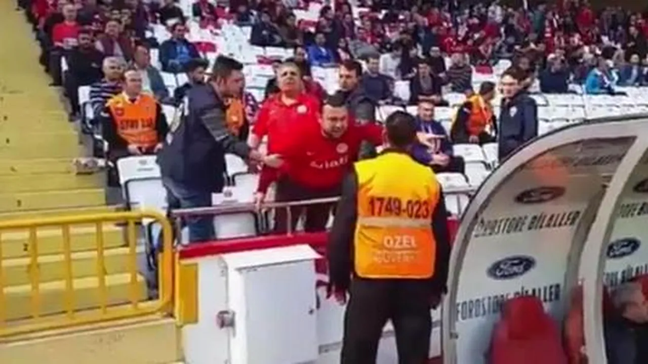 Incidente cu Şumudică şi fanii turci la meciul Antalyaspor - Kayseri. A fost nevoie de intervenţia forţelor de ordine