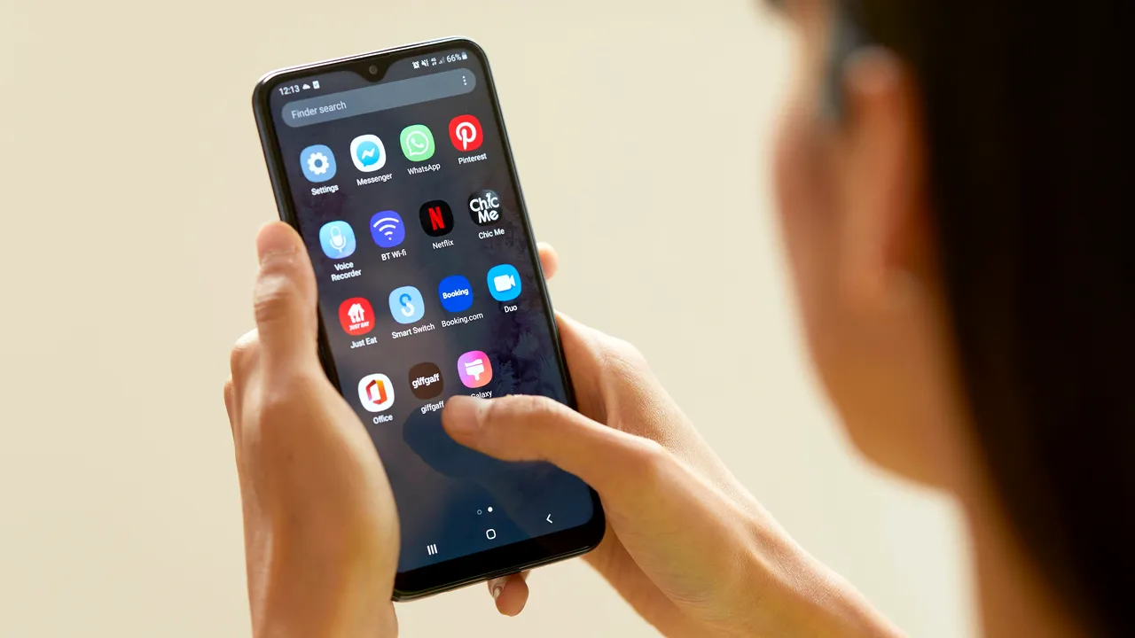 Instagram te spionează? Un utilizator care testează iOS 14 beta îţi arată cum aplicaţia accesează camera chiar şi când nu o foloseşti. Compania insistă că e un bug