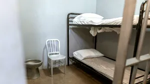 Agresorul livratorului din Bangladesh rămâne în arest / A declarat că are „sânge pur” și că nu poate să respire același aer cu „subumanii ăștia”