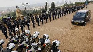 Trupul neînsufleţit al lui Nelson Mandela, expus la Pretoria. Numeroase personalităţi îi aduc un ultim omagiu fostului preşedinte sud-african - FOTO