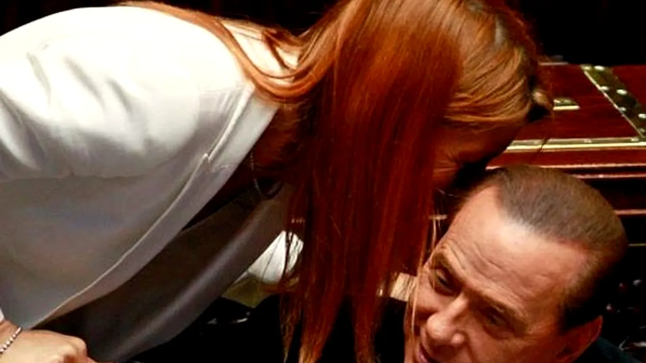 Berlusconi îşi arată talentele de cuceritor chiar şi în Parlamentul italian - FOTO