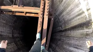 Un român care s-a căţărat pe un turn părăsit de 280 de metri, remarcat de presa britanică - VIDEO