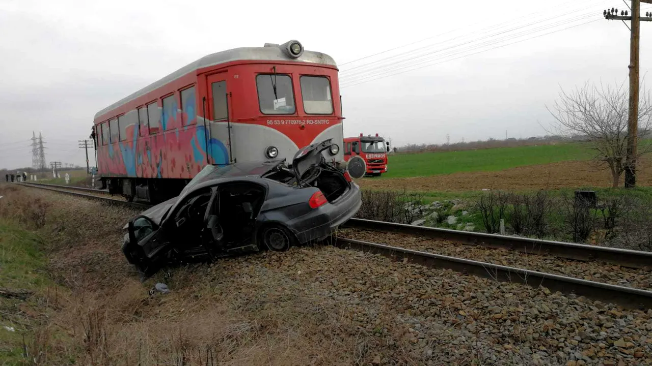 Trafic feroviar blocat în Olt, după ce un tren a lovit o maşină. Şoferul a fost găsit mort  | FOTO