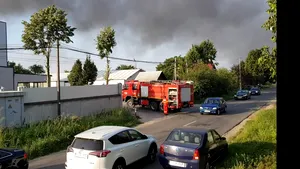Incendiu puternic la o fabrică de mase plastice din Ialomiţa. Trei depozite de 3.000 mp au ars | VIDEO