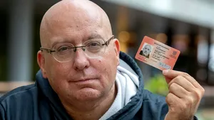 Povestea unui bărbat care se identifică cu o femeie pentru a se pensiona mai devreme