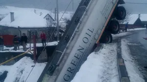 O cisternă care transporta aproximativ 31.000 litri de motorină s-a răsturnat în Mureş/ Pompierii au izolat zona | FOTO