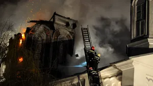 Incendiu violent la o biserică din Arad. 15 pompieri au intervenit 