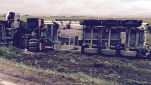 O cisternă încărcată cu 27 de tone de combustibil s-a răsturnat în judeţul Braşov