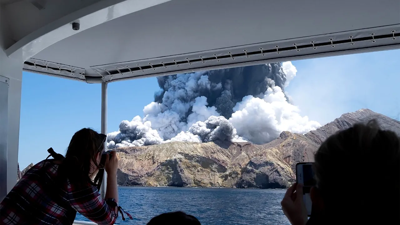 Erupţia vulcanului din Noua Zeelandă: Autorităţile anunţă că nu mai există „semne de viaţă” pe Insula Albă / Bilanţul morţilor