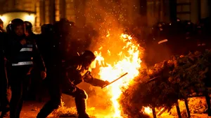 HAOS în centrul Bucureștiului. Jandarmii, atacați cu obiecte și materiale pirotehnice de susținătorii lui Georgescu. Incendii, mașini răsturnate și persoane rănite