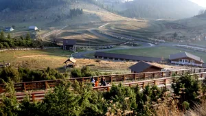 Ramona a “evadat” din Bucureşti la munte, împreună cu 5 prietene, dar a găsit aglomeraţie ca-n Capitală