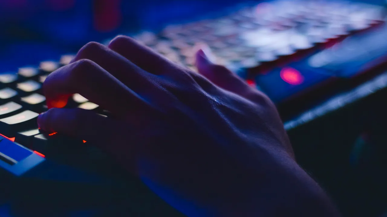 Aproape 4.000 de celebrităţi, victime ale pornografiei deepfake