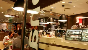 McDonald's România vrea să dubleze reţeaua de cafenele în 2015 şi caută terenuri pentru restaurante