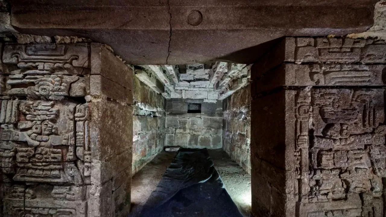 Descoperire rară în Mexic: Arheologii au descoperit un mormânt vechi de 1.400 de ani, decorat cu fresce și simboluri ale morții